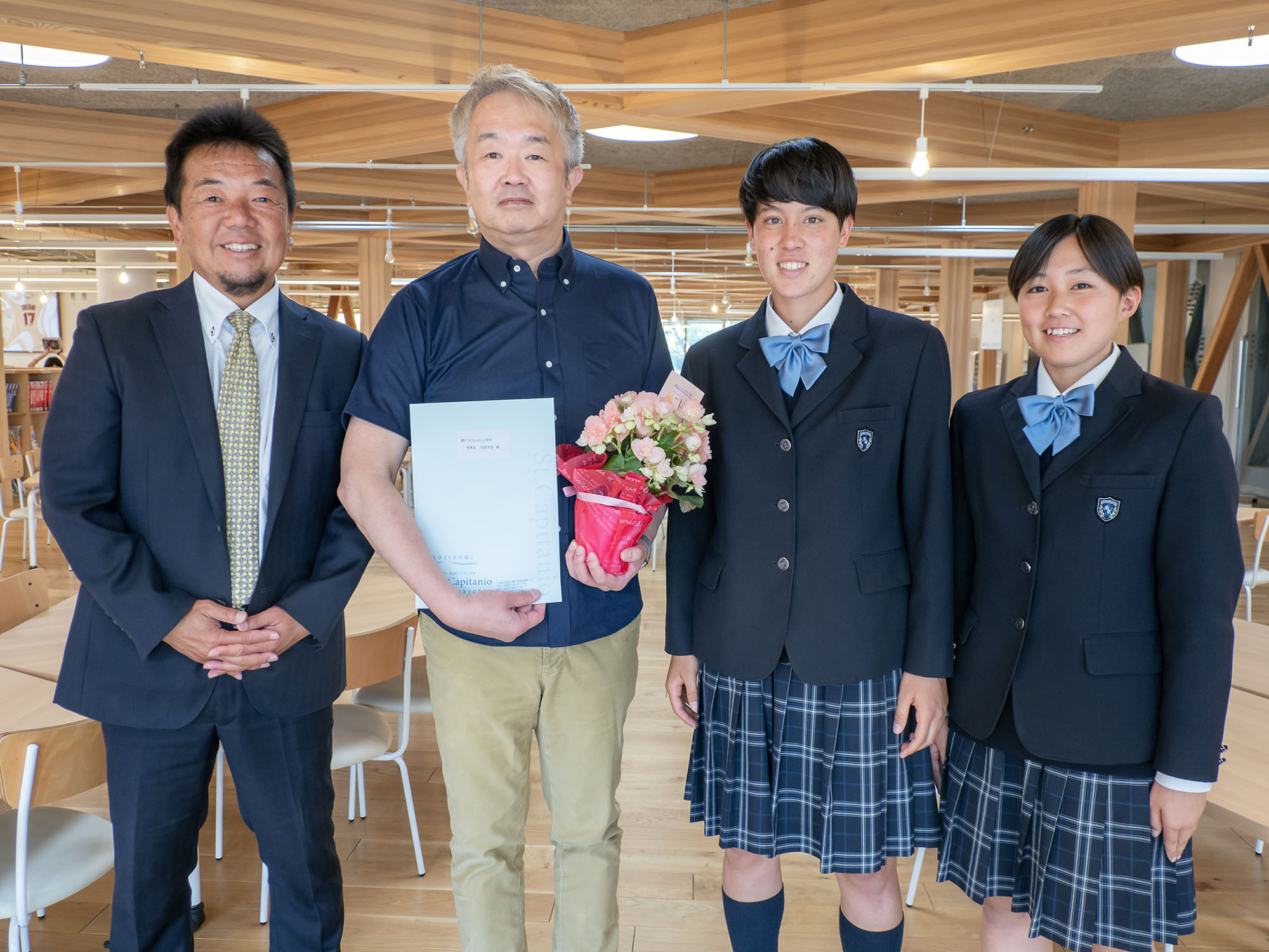 聖カピタニオ女子高等学校サッカー部の皆様からお花を寄贈していただきました。 | 瀬戸SOLAN小学校